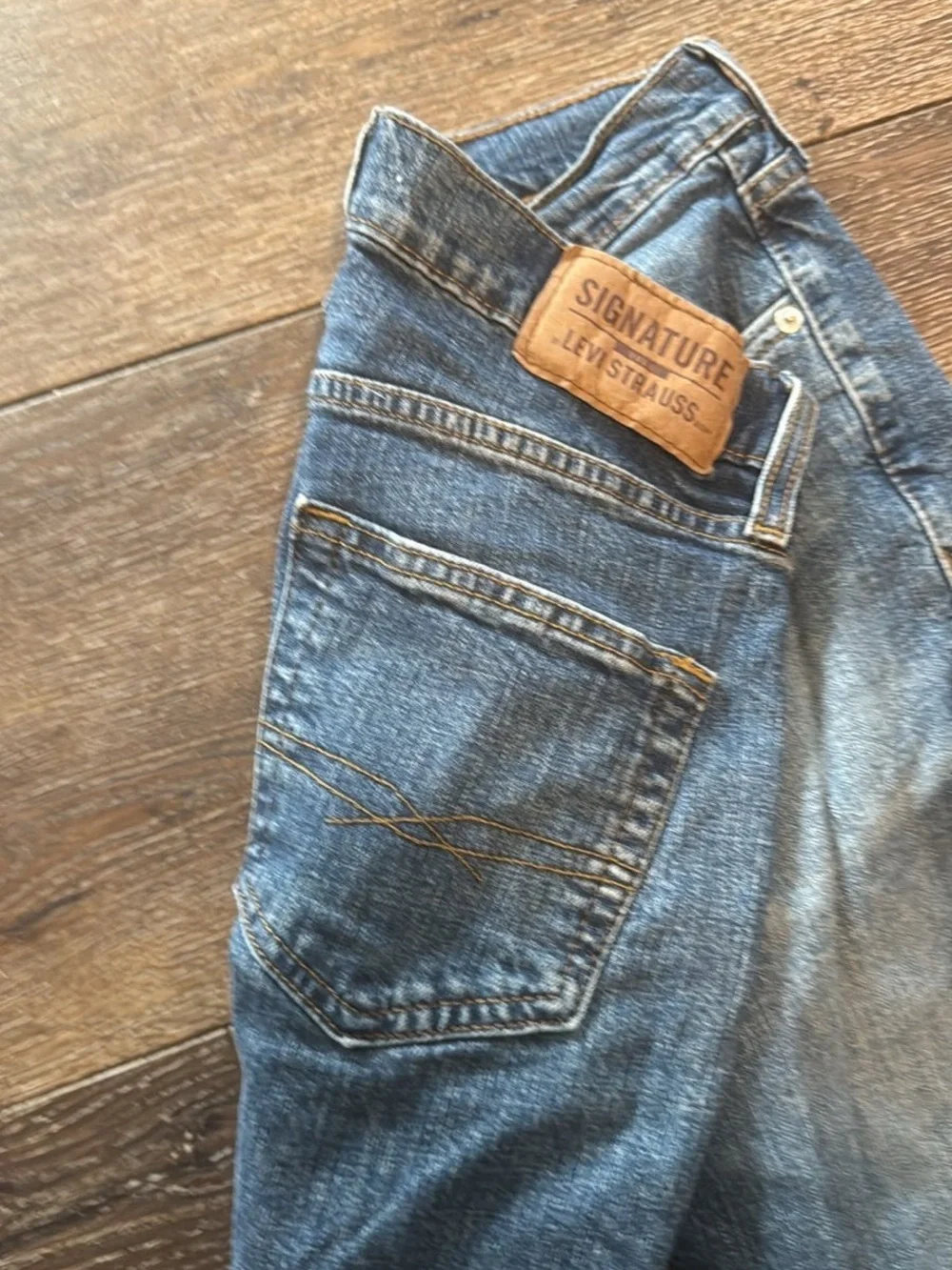 Signature by Levi Strauss Men's Faded Blue Straight Jeans